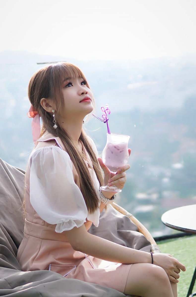 Ngồi đây giữa mây trời
Sao chông chênh chơi vơi...