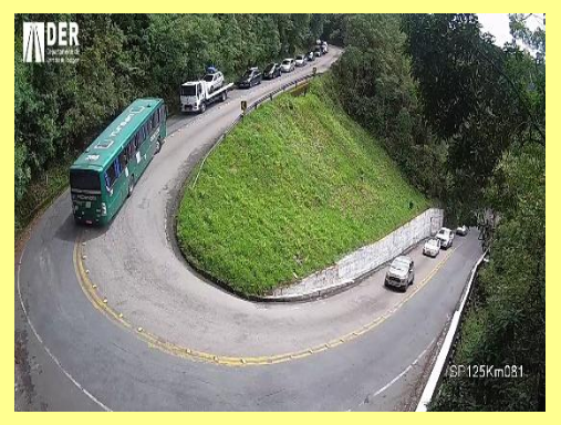 dalva_veronica's tweet photo. Esse papo de que só ônibus EMTU tem "autorização" de trafegar no trecho de serra do mar da Rodovia Oswaldo Cru não me convence.
Foto #DER de hoje 2ª feira 3/1/2022.
#Ubatuba #UbatubaSP #Ubachuva https://t.co/tsGbNSDCSo