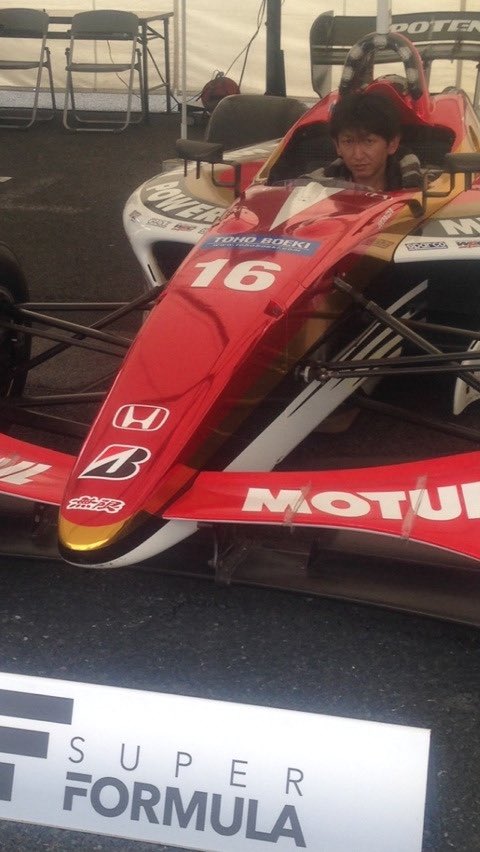 SABIKINOtypeR's tweet photo. 実は僕、昔、フォーミュラカーのレースに参戦していて、あともう少しでF1ドライバーになれるところだったんです・・・・。
(あ、嘘です。客として展示車に乗っただけです。コンパニオンさんとのツーショットは僕からお願いしました・・。)
#MSJ2016
#特にネタもないので昔の思い出を語る https://t.co/uMliKT8nSF