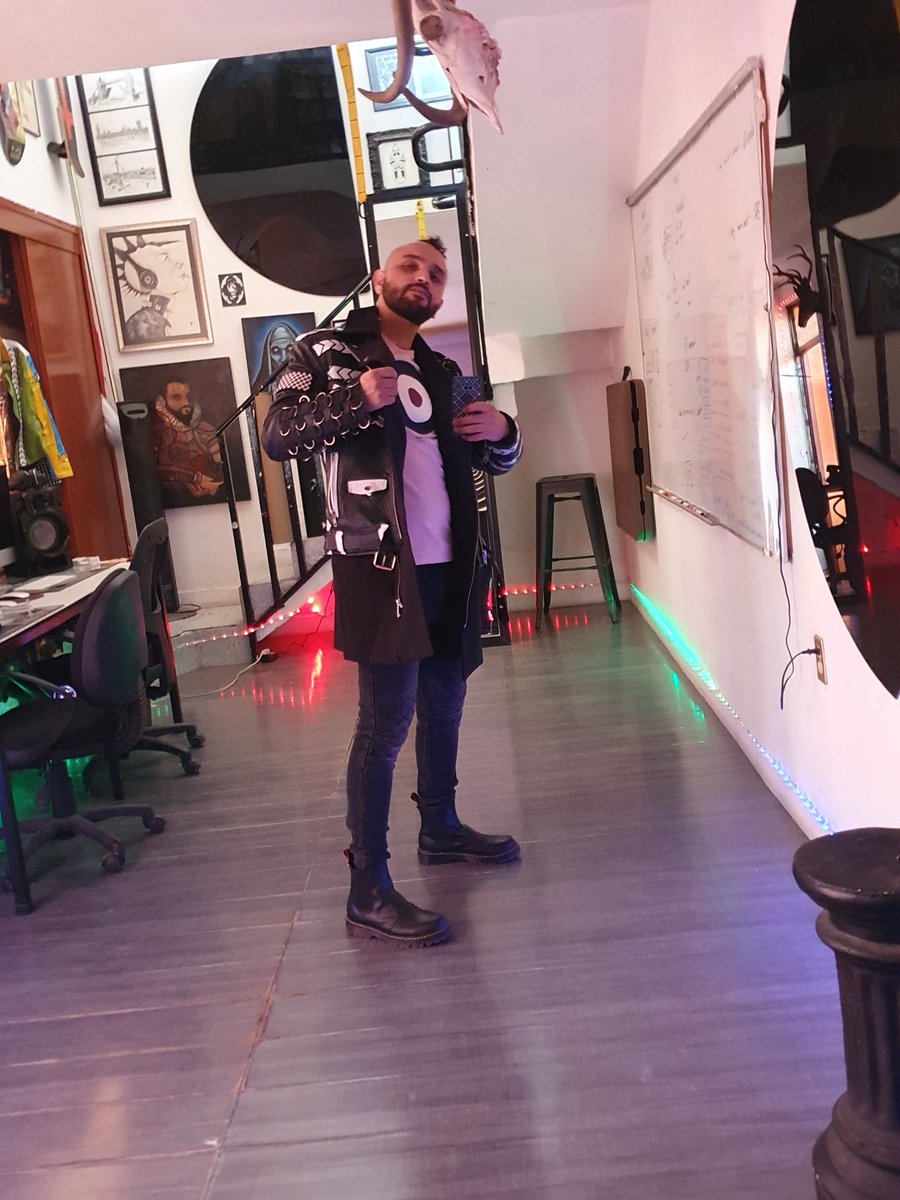 Alek_stres's tweet image. Últimamente me ha poseido el espíritu del fashion, gracias a la platica con el niño fantasma monstruo, sobre el poder del outfit.