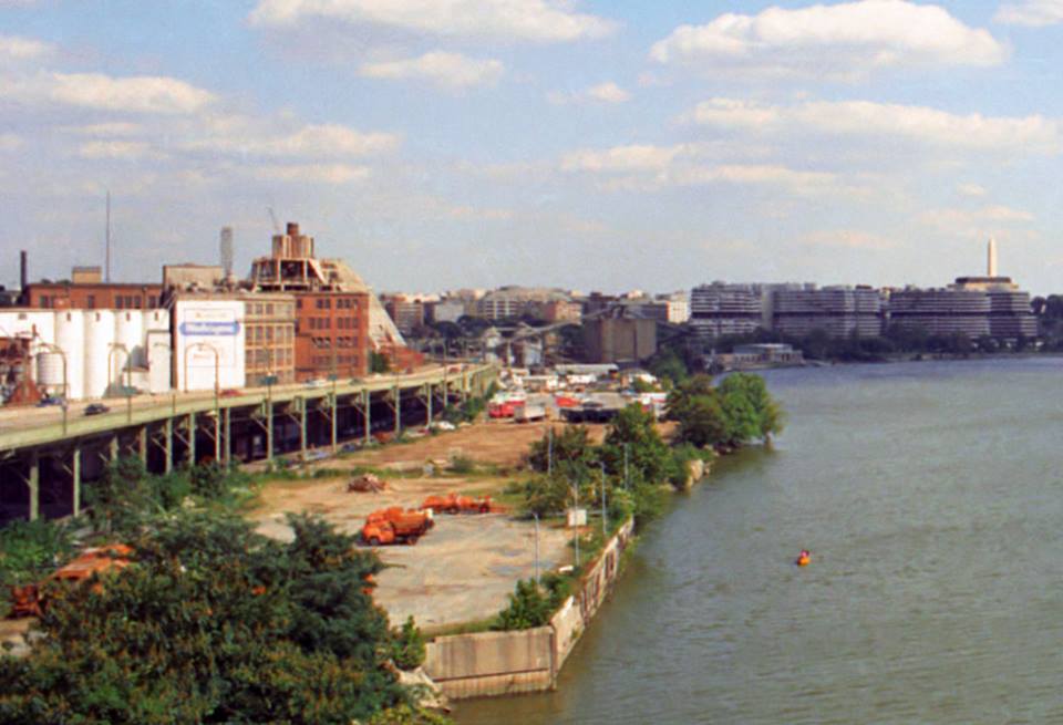 DcFlashbacks's tweet photo. Crazy to see the development of the Georgetown Waterfront from an obsolete industrial site (pictured 1975) into a scenic overlook plush with waterfront dining, river cruises, and DC’s largest outdoor ice skating rink in the winter. #Georgetown #washingtondc #georgetownwaterfront https://t.co/SOKfRBzE60