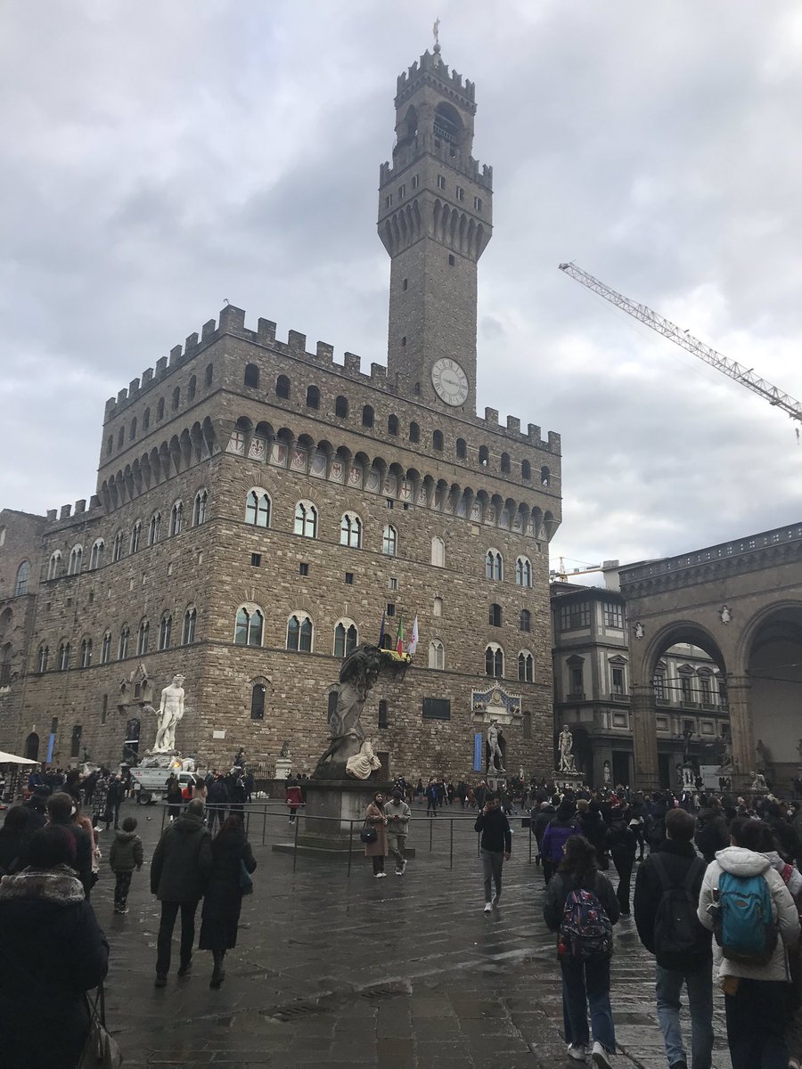 Alessia_Bettini's tweet photo. Pausa pranzo con il panino della tradizione e una spesina di #filieracorta nelle varie botteghe del #mercatocentrale e poi di nuovo al lavoro nel palazzo più bello del mondo😍! #amoFirenze #startyear https://t.co/m9Dw7VvifZ