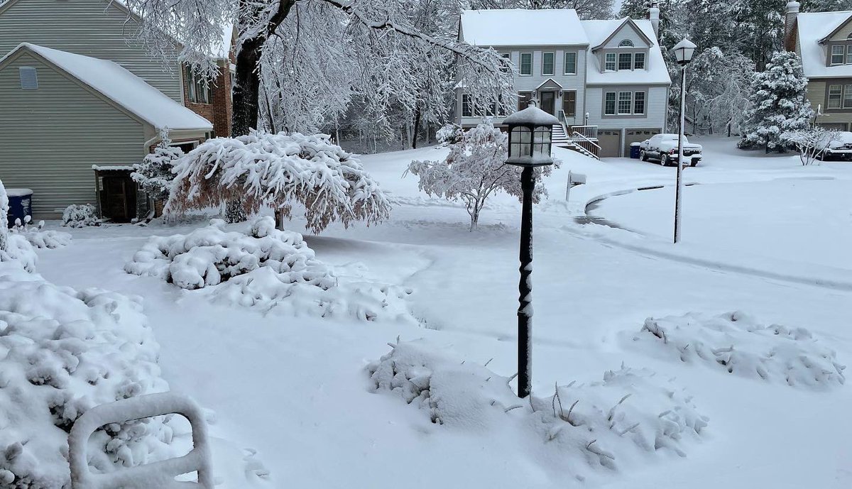 CuffandCompany's tweet photo. Our winter wonderland! ❄️❄️❄️
#firstsnowof2022 @dougkammerer @nbcwashington https://t.co/KjnOKZgDtg