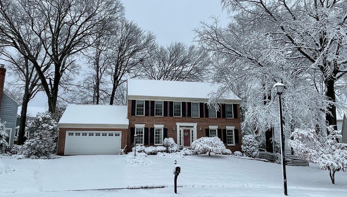 CuffandCompany's tweet photo. Our winter wonderland! ❄️❄️❄️
#firstsnowof2022 @dougkammerer @nbcwashington https://t.co/KjnOKZgDtg