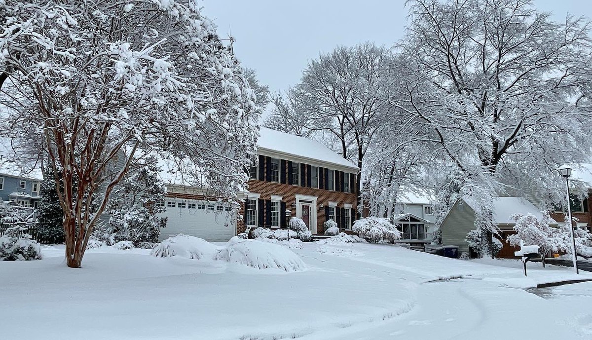 CuffandCompany's tweet photo. Our winter wonderland! ❄️❄️❄️
#firstsnowof2022 @dougkammerer @nbcwashington https://t.co/KjnOKZgDtg