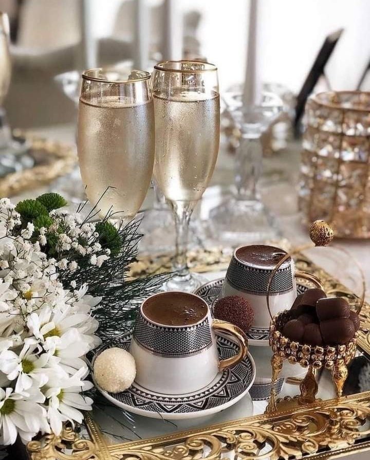 بيني و بين قهوتي قصص و أحاديث لا تنتهي
فهي شريكة الحرف و الكلمة و الشعور و المكآن....🌸💕🌹