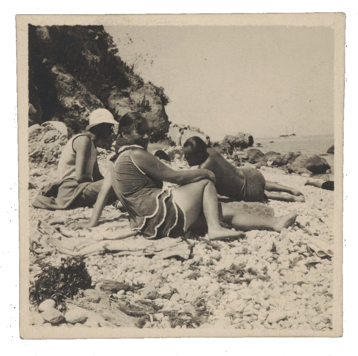 ArchivesAmerArt's tweet photo. It may be snowy in Washington but any takers for a beach day in #Capri? #HansHofmann soaks up the island sun with students and his wife, Maria, in 1928. #VirtualGetaway โ๏ธ๐ด https://t.co/UoGztOxNXz