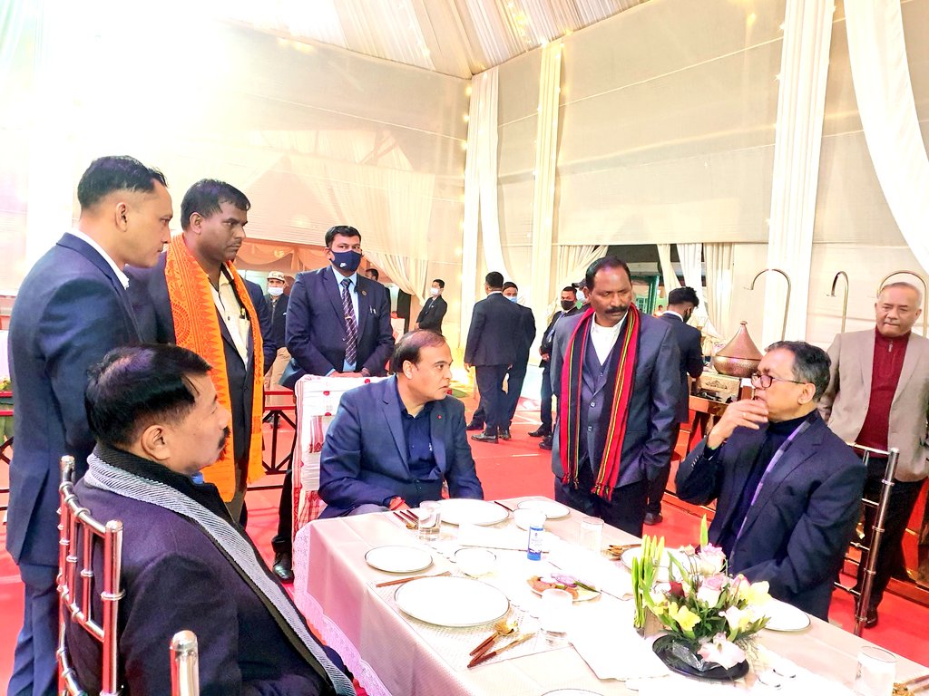 sanjoykishan1's tweet photo. Today, briefly discussed about resolving the Madarkhat T.E issues with HCM Dr. @himantabiswa sir, Union MoS @Rameswar_Teli ji, Fellow Minister @ATULBORA2 Ji, Pawan Singh Ghatowar da &amp; MLA @terosh3 ji at Zaloni Club. I described HCM about steps taken by @teatribeassam &amp; LW Deptts. https://t.co/2T95rkoIhG