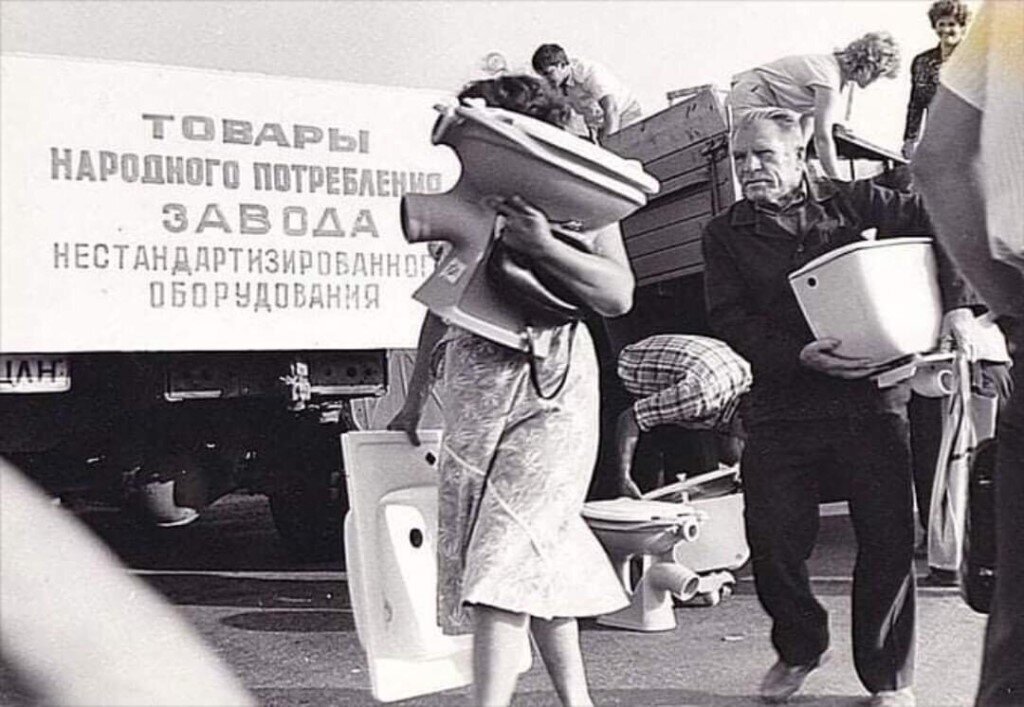 HistoryFoto's tweet image. Счастливчики! Вовремя подсуетившись урвали «с колёс» товары народного потребления: унитаз, бачок и мойку. Не финская сантехника, конечно, но всё же. СССР. 1980-е.