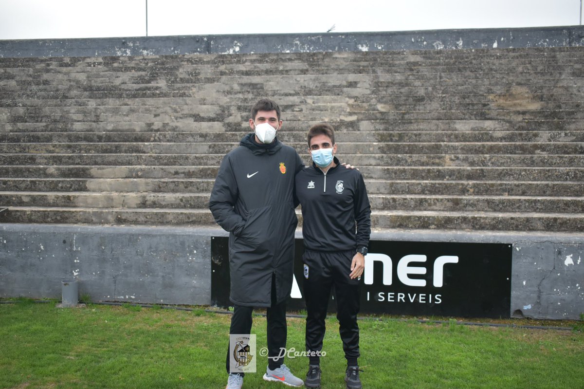 No es muy habitual pero sin duda creo que es una buena señal que en un partido de 3ª REF estemos trabajando un psicólogo deportivo en cada equipo. No olvido cuando esto era difícil de imaginar.

¡Qué menos que hacer una foto!
