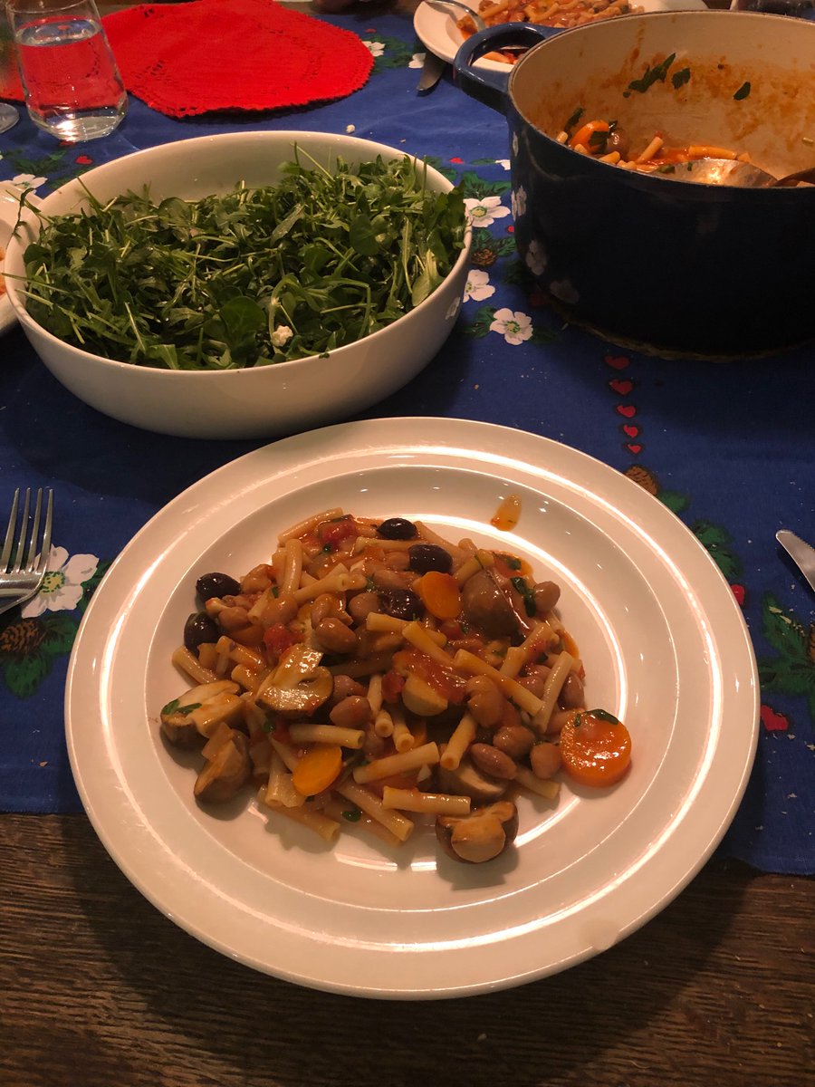 gifted my dad white italian beans (?) that he loves a lot, so now he made this farmstyle pasta dish