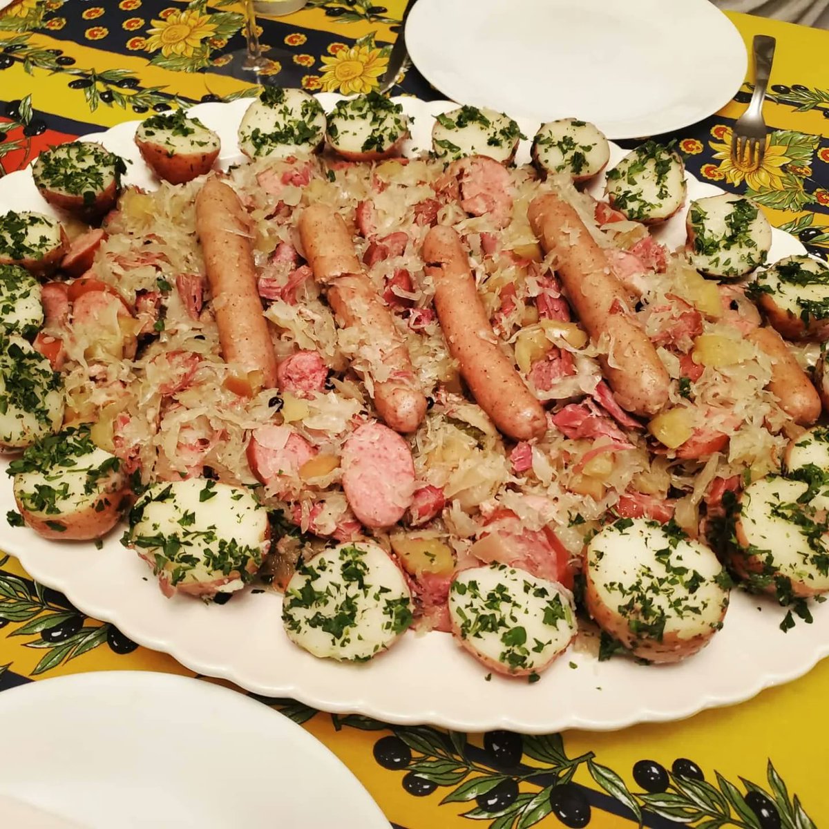 TheDeadMetaphor's tweet photo. Been cooking a lot lately, but actually took a photo of the choucroute I made last night!
#cooking  #choucroute https://t.co/igRIM7CW4E