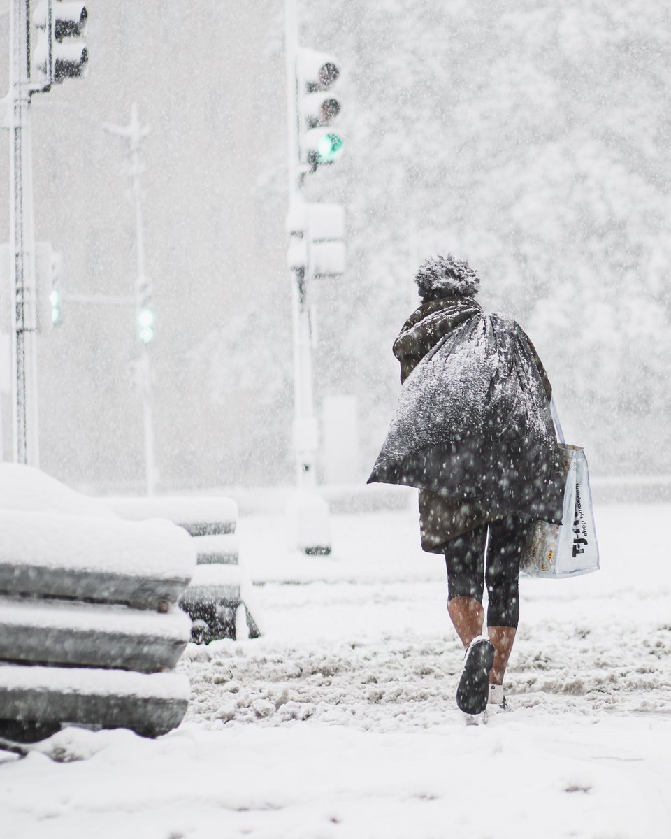 Yehesuah's tweet photo. Snow in DC
#snowstorm #snowvid #DCSnow https://t.co/jWoVrkESjZ