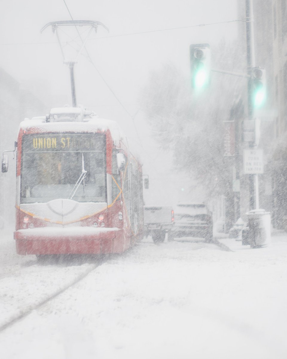 Yehesuah's tweet photo. Snow in DC
#snowstorm #snowvid #DCSnow https://t.co/jWoVrkESjZ