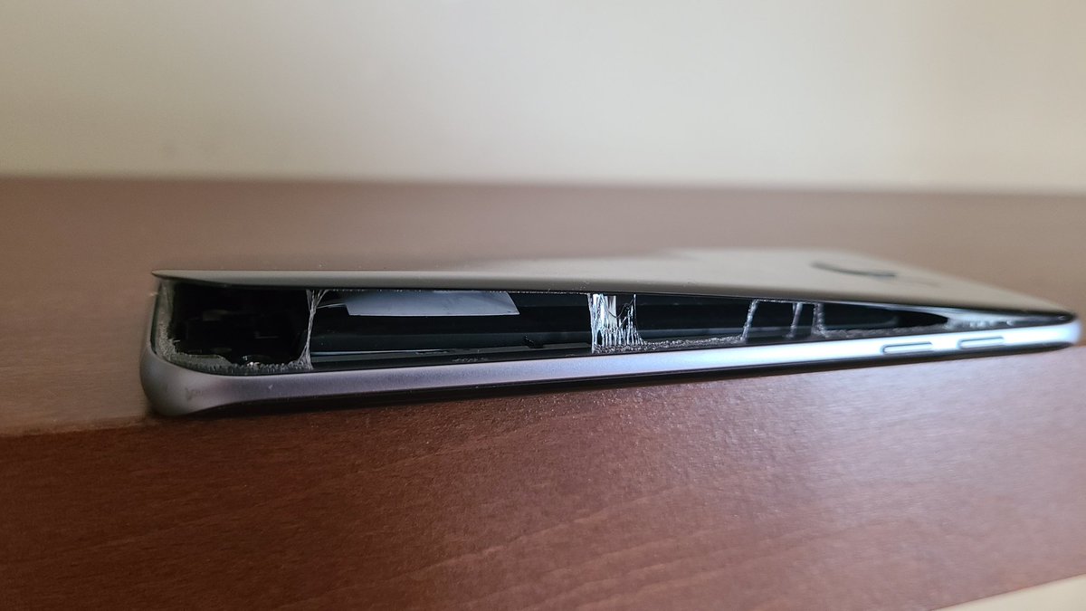 Krypto316's tweet photo. #SamsungService we keep our older galaxies and allow our daughter to use.. This happened to an s7, never seen this before, how and why?? Thx https://t.co/Y9z7nnKF2M