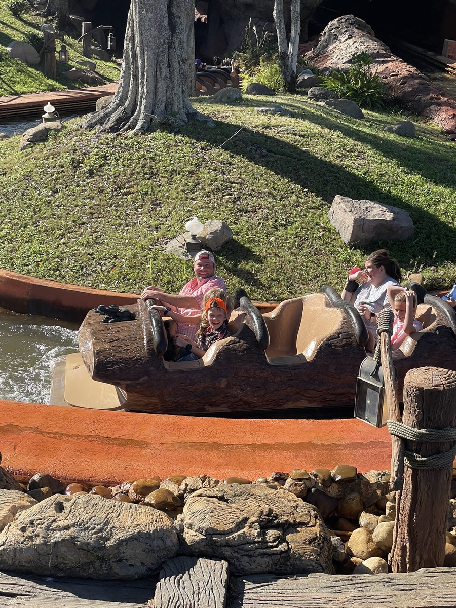 crystalnpazour's tweet photo. @PukwanaU If you are worried @PukwanaU is not having any fun at Disney World. 😅 https://t.co/FaJlwYd1en
