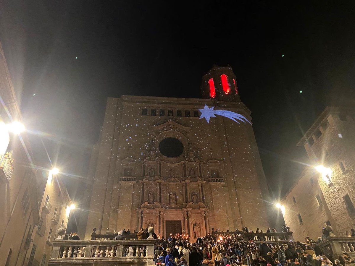 quimayats's tweet photo. 🌟La màgia ha arribat a #Girona!!

El mag Naj-Mandin, portador del fanal que il·lumina el camí de Ses Majestats, i la Comitiva de la Llum han encès l’estrella d’Orient a la Catedral. 

Els Reis estan a punt d’arribar!! 🐫🤴🏻🤴🏽🤴🏿🐫 https://t.co/g7ieUzQSf0