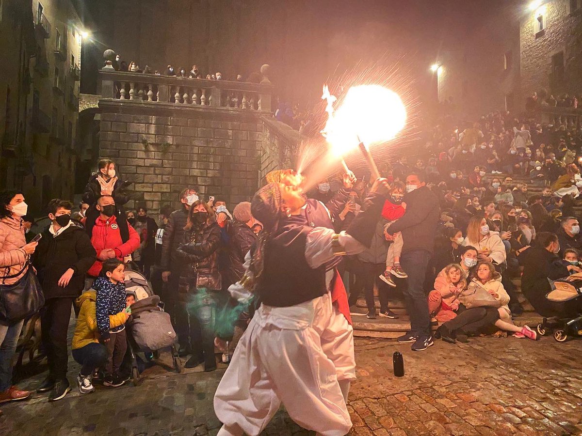 quimayats's tweet photo. 🌟La màgia ha arribat a #Girona!!

El mag Naj-Mandin, portador del fanal que il·lumina el camí de Ses Majestats, i la Comitiva de la Llum han encès l’estrella d’Orient a la Catedral. 

Els Reis estan a punt d’arribar!! 🐫🤴🏻🤴🏽🤴🏿🐫 https://t.co/g7ieUzQSf0