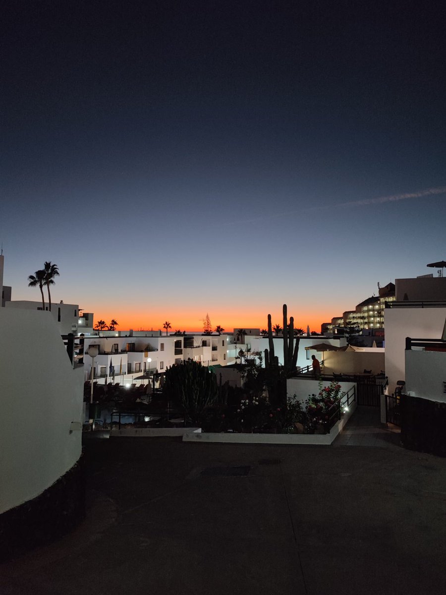 No better way to start the year with these amazing sunsets at #sunsetbayclub💫🌞😛 come visit us and enjoy @CristinaglezRM @NachoSBC @JanosSBC @Thais_SBC <a href="/Jessica_Rhodes9/">Jessica Lorenzo Rhodes</a>