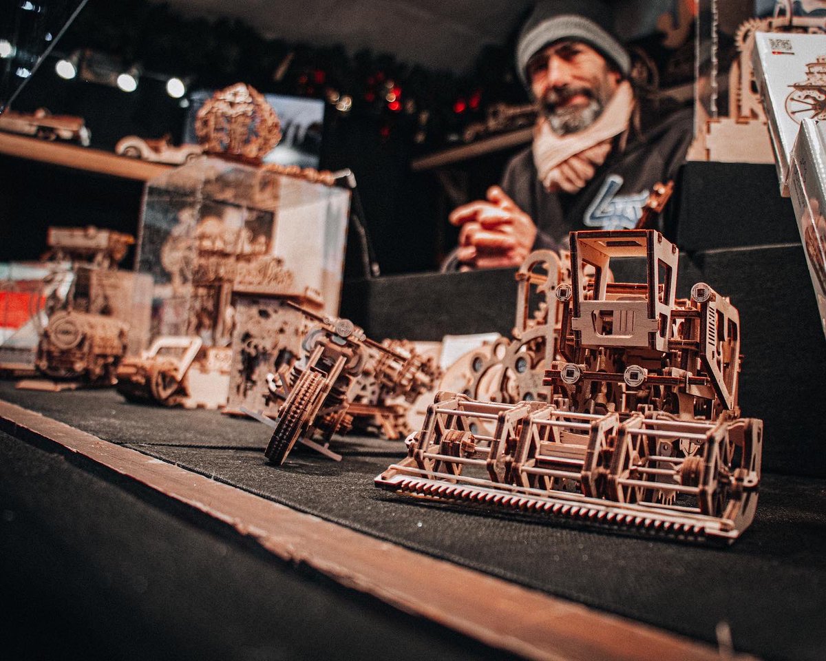 DPStudio_P's tweet photo. 𝗠𝝠𝗥𝗖𝗛𝗘́ 𝗗𝗘 𝗡𝝝𝗘̈𝗟 𝗠𝝝𝗡𝗧𝗥𝗘𝗨𝗫 🧑🏼‍🎄🎄🎅🏼 @UGEARS_models 
2021
 ——————————————————————————
#marchedenoelmontreux #montreuxnoël #montreauxchristmasmarket #montreaux #ugears #ugearsmodels #ugearsworld_general #suisse #vaud  #ugears #canonphotographers #canonswitzerland https://t.co/Kqz7Os7Afb