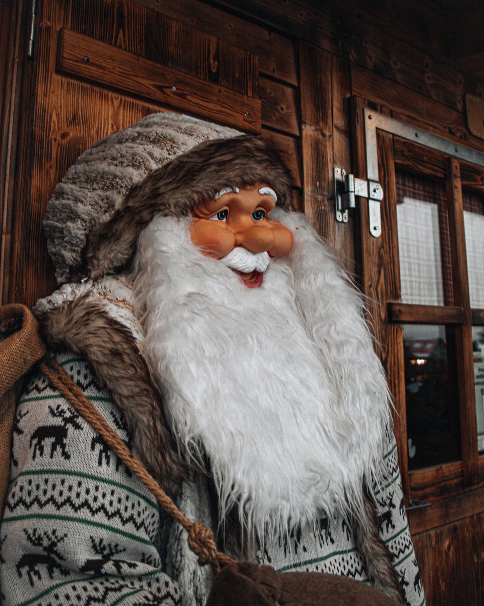 DPStudio_P's tweet photo. 𝗠𝝠𝗥𝗖𝗛𝗘́ 𝗗𝗘 𝗡𝝝𝗘̈𝗟 𝗠𝝝𝗡𝗧𝗥𝗘𝗨𝗫 🧑🏼‍🎄🎄🎅🏼 @montreuxnoel 
—————————————————————————————#marchedenoelmontreux #montreuxnoël #family #montreauxchristmasmarket #montreaux #ugearsmodels #switzerland #suisse #vaud #canon #canonm50 #marchedenoelmontreux #montreaux  #suisse https://t.co/BPeRwYpZDM