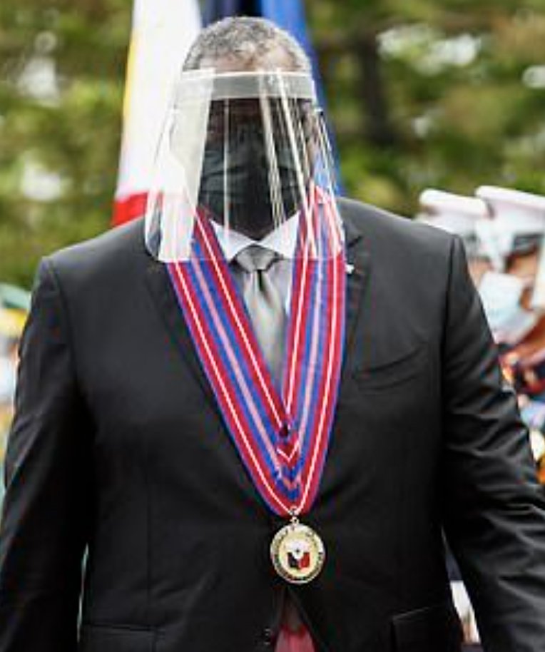ErrolWebber's tweet photo. The guy who walks around like this just got COVID.

Let that sink in. https://t.co/68S4ytnp4o