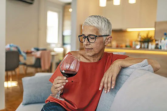 Is it time to rethink how much you drink? Contrary to popular belief, a drink or two per day might not help your heart, especially if you’re over 65. bit.ly/32TxY3l #HarvardHealth