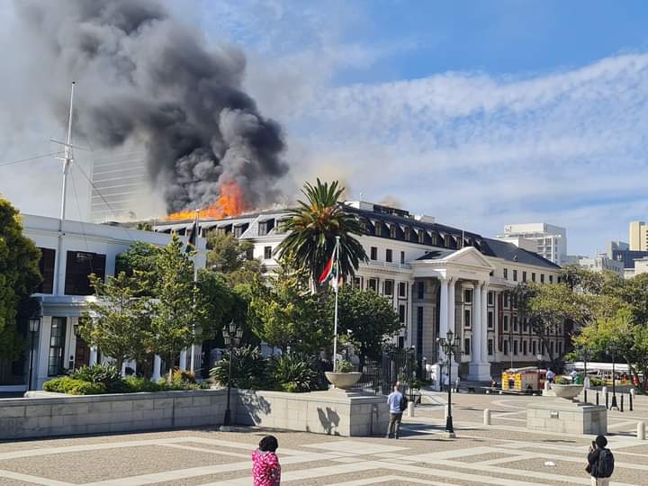 RT @mdntvlive: Parliament building on fire again. https://t.co/CdQmuDE3mn