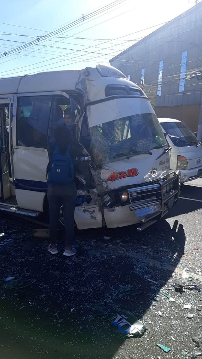 _RoxanaRuiz's tweet photo. #EnDesarrollo. Accidente de tránsito en carretera al Puerto de La Libertad zona conocida como Vía Shell 
@alertacomando atiende a lesionados. https://t.co/dYQdbHnSWQ