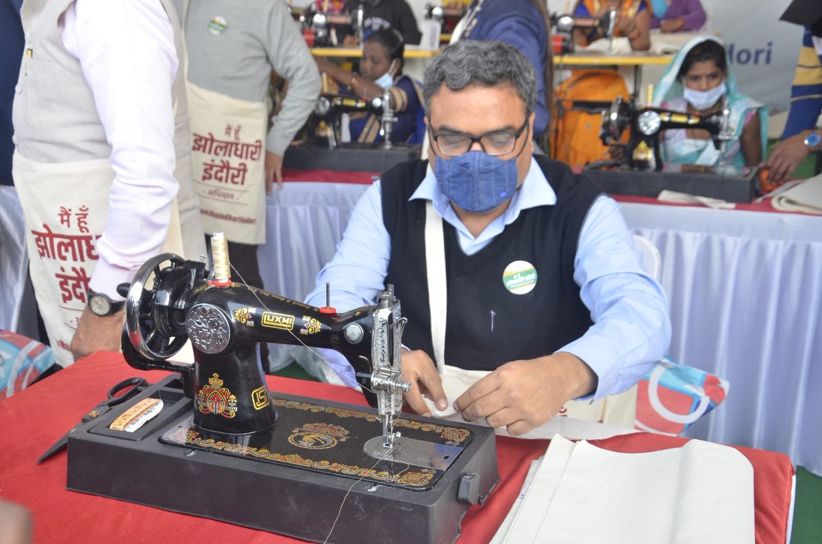 कपड़े का थैला सिल रहे यह व्यक्ति और कोई नहीं इंदौर संभाग के कमिश्नर और वरिष्ठ IAS अधिकारी डॉक्टर पवन शर्मा हैं। इंदौर ने पॉलीथीन की जगह कपड़ों के थैले अपनाने का संकल्प लिया है।  ⁦<a href="/swachhbharat/">Swachh Bharat Mission - Grameen</a>⁩ ⁦<a href="/HardeepSPuri/">Hardeep Singh Puri</a>⁩