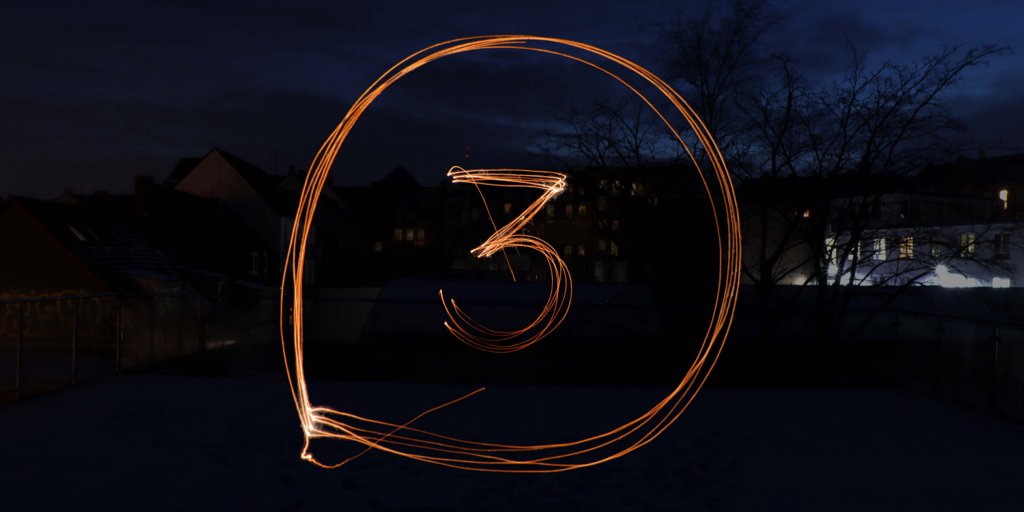 capdrei's tweet photo. Wir haben zur Feier des neuen Jahres ein kleines Wunderkerzen-Feuerwerk für euch veranstaltet und wünschen euch alles Gute für 2022! 🎇🎉#newyear #happynewyear #softwareundfreunde https://t.co/PZpL97en9g