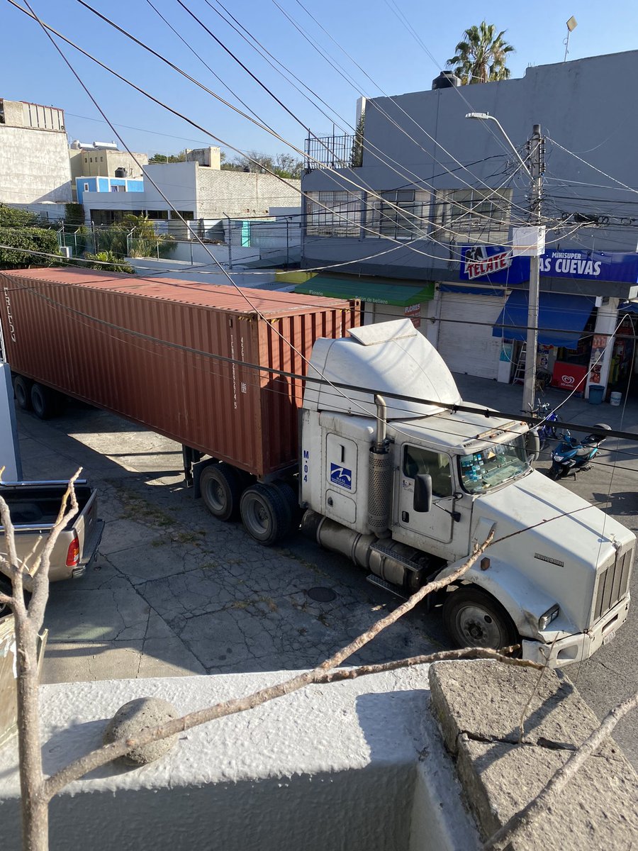 chavavila's tweet photo. @JaliscoVial @GdlMovilidad @Trafico_ZMG @vallartanortesl estos trailers tienen estacionados desde las 2:30 AM en calle Nelson esquina Hidalgo causando molestias entre los vecinos. Agradecemos revisar porque es muy constante esta falta administrativa. ¡Gracias! https://t.co/SMc1ByNqiF