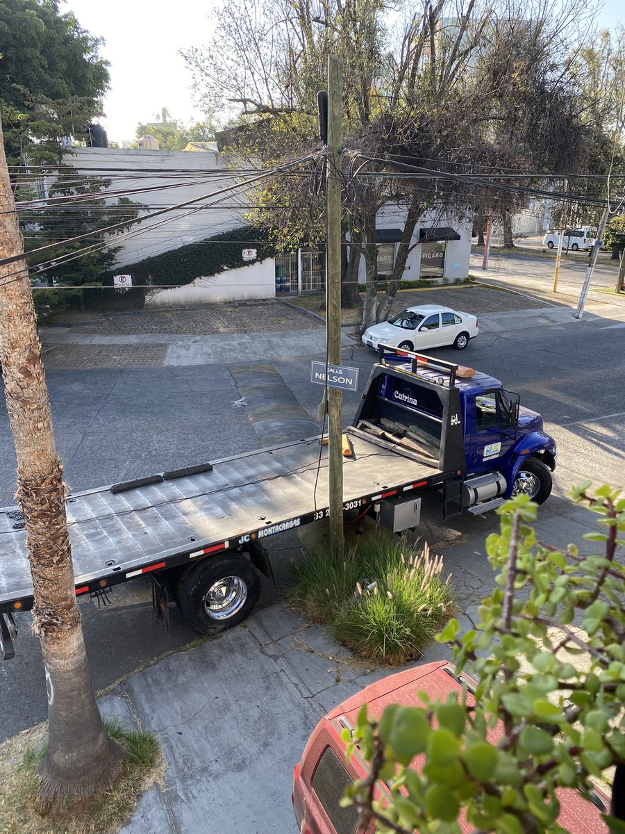 <a href="/JaliscoVial/">Policía Vial Jalisco</a> <a href="/GdlMovilidad/">Movilidad Gdl.</a> <a href="/Trafico_ZMG/">TráficoZMGuadalajara</a> <a href="/vallartanortesl/">Colonos Vallarta Norte San Lucas</a> estos trailers tienen estacionados desde las 2:30 AM en calle Nelson esquina Hidalgo causando molestias entre los vecinos. Agradecemos revisar porque es muy constante esta falta administrativa. ¡Gracias!