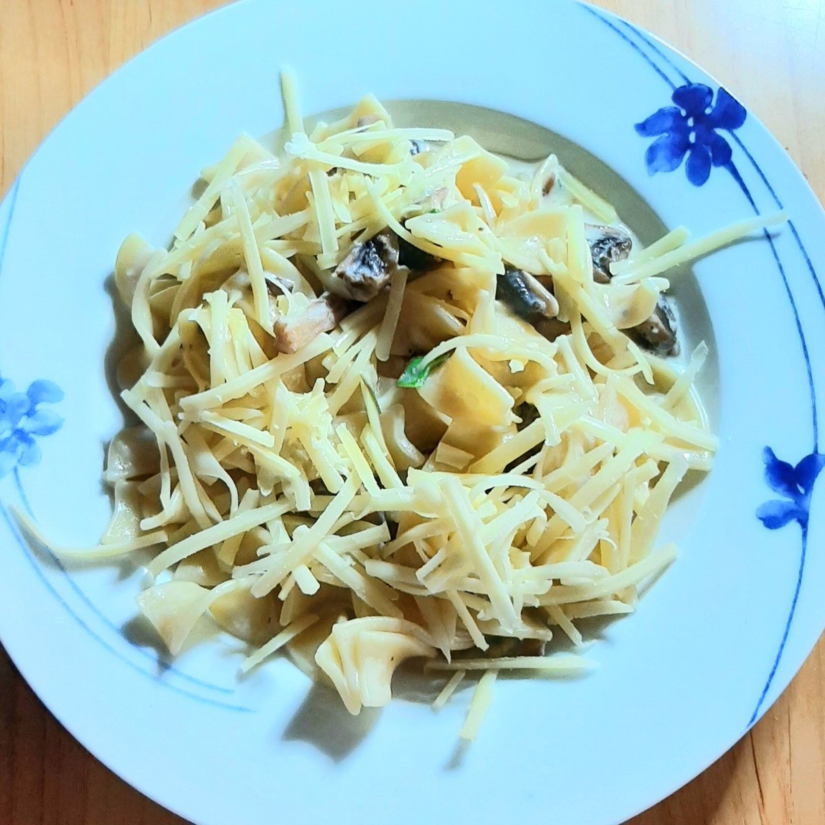 clouds_walking's tweet photo. Heute ging es bei uns #fleischlos zu. Es gab Bandnudeln mit Knoblauch-Sahne-Sauce mit Pilzen und Frühlingszwiebeln. #pflegendeangehörige #cookingformom👵🍽 #lebenmitdemenz #pasta #nudeln #knofilicious #foodstagram #foodblogger #einfachaberlecker #mitliebegekocht #lecker #soulfood https://t.co/JjET5MERFg