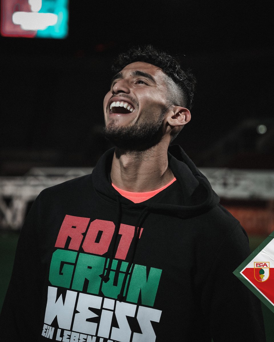 FCAugsburg's tweet photo. Der Moment, wenn Du Dich für Rot-Grün-Weiß entscheidest! 😎 #Pepi @Ricardo_Pepi9 https://t.co/ppax0OZm9n