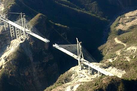 Felipe Calderón dejó el cargo con el Puente Baluarte a punto de concluirse. Peña Nieto lo inauguró a las pocas semanas. Imagínense si llegando al poder lo hubiera destruído porque no lo hizo él, y hubiera empezado otro, lejos y chafa, pero suyo y “barato”.
Era corrupto, no idiota