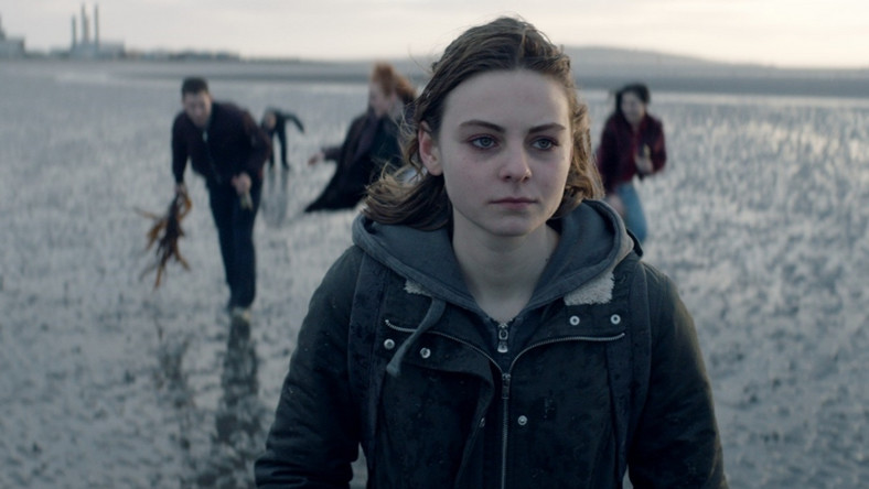 cinenuevatribu's tweet photo. CRÍTICA| I Never Cry (Yo Nunca Lloro): Hacía lo que podía (Piotr Domalewski, 2020) |Firmada por @AlvaroDimer |Estreno: 5 de enero| "Una virtud de este drama es que no toma al espectador por tonto"| Puedes leerla en: https://t.co/BprIQUxFeh #INeverCry #crítica @films_reverso https://t.co/ISSSIPwrIg