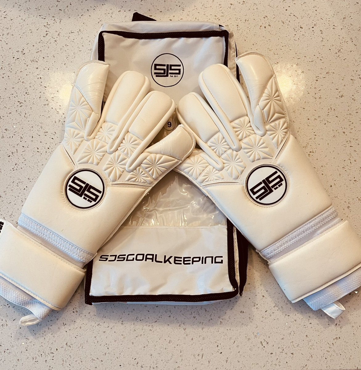 asherswest777's tweet photo. New glove day 😍 #gk @SJSGK_UK @SJSGoalkeeping https://t.co/BFwqZARqpX
