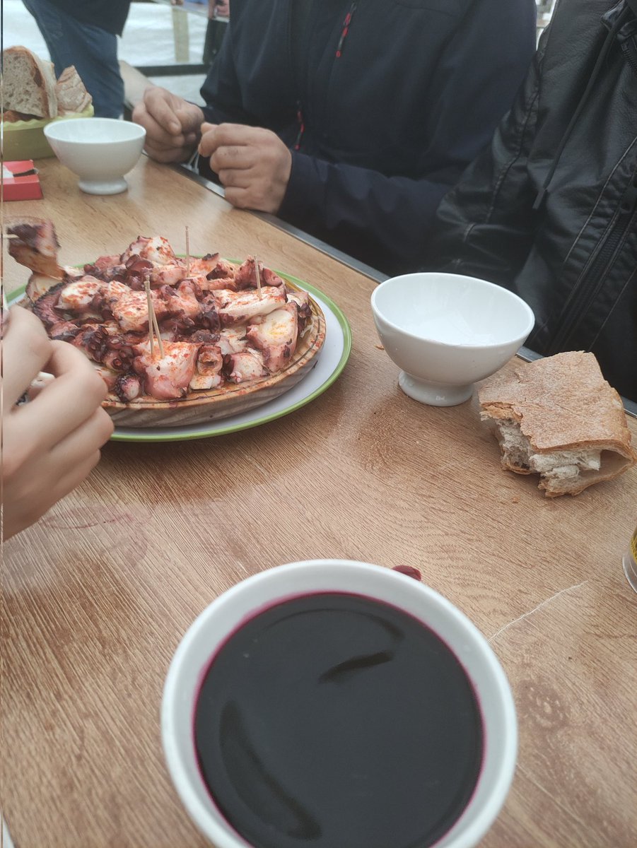 _Juli_RCD's tweet photo. Feira #Senande #Muxia pulpo e despuis os cacharros https://t.co/KRYVtcHezm