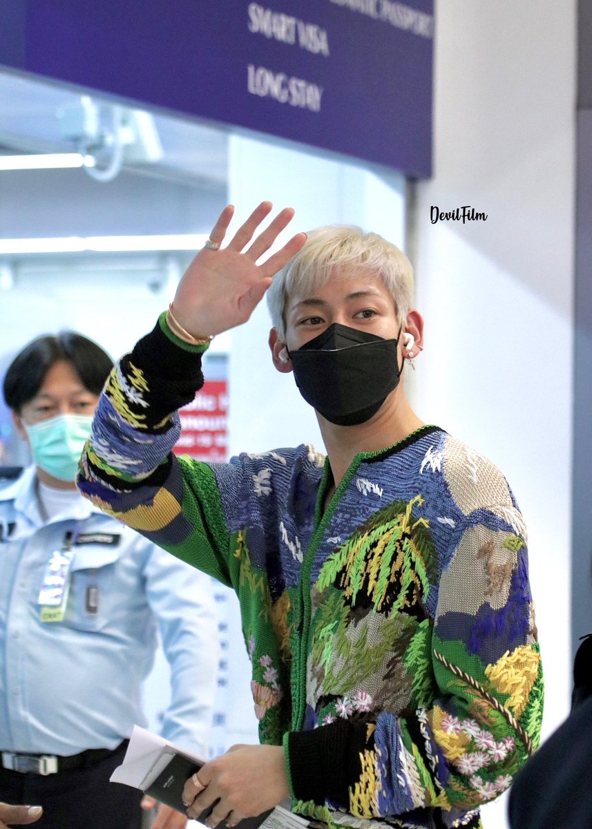 _devilfilm's tweet photo. Safe flight kaa 😆😆

#BamBamBackToKorea
#WhoAreYou #뱀뱀
#BamBam @BamBam1A https://t.co/Snn2jv7Zit