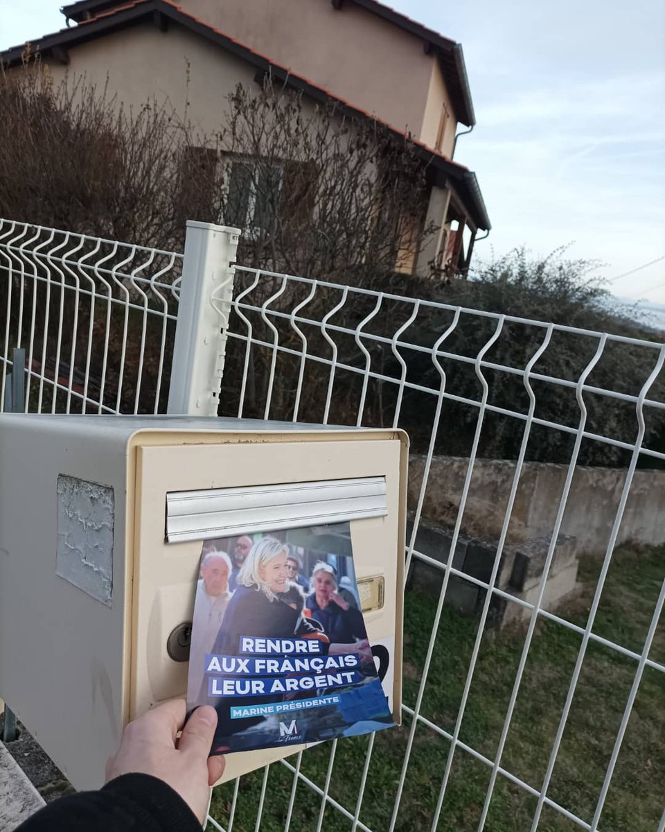 TimBouzon's tweet photo. Un début d'année militant ! Après 3h30 de boitage sur les communes de #Pélussin et #Maclas une pause bien méritée. 
La vraie mobilisation commence à peine, portons le camp national au pouvoir, portons @MLP_officiel à l'Elysée ! 💪🏻🇨🇵
#Marine2022 #MLaFrance #Presidentielle2022 https://t.co/iyfi1CV635