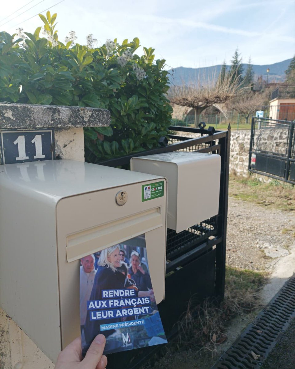 TimBouzon's tweet photo. Un début d'année militant ! Après 3h30 de boitage sur les communes de #Pélussin et #Maclas une pause bien méritée. 
La vraie mobilisation commence à peine, portons le camp national au pouvoir, portons @MLP_officiel à l'Elysée ! 💪🏻🇨🇵
#Marine2022 #MLaFrance #Presidentielle2022 https://t.co/iyfi1CV635