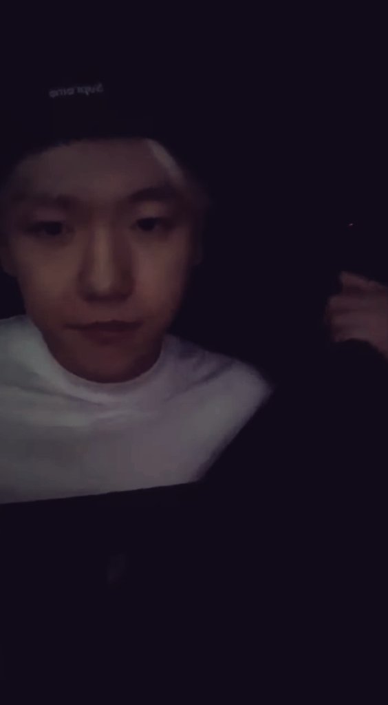 fullybaekh's tweet photo. 슈프림비니랑 반팔티 프린팅보니까 같은날 맞네. 아익까 백현이 크리스마스 이브날에 콘서트 연습하고 30분동안 라방하다 간거야....오늘도 최애에게 사랑으로 졌다 https://t.co/RjcdQkB5xs