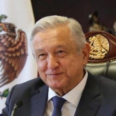 JacquelineRamr1's tweet photo. 90 mil millones de pesos ahorrados con la desaparición de los fideicomisos.
6 mil millones de pesos ahorrados por el privilegio que tenían los funcionarios con sus servicios médicos.
Lo ahorrado ahora lo recibe el pueblo pobre y necesitado directamente sin intermediarios.
#AMLO https://t.co/9hCt4zd5vu