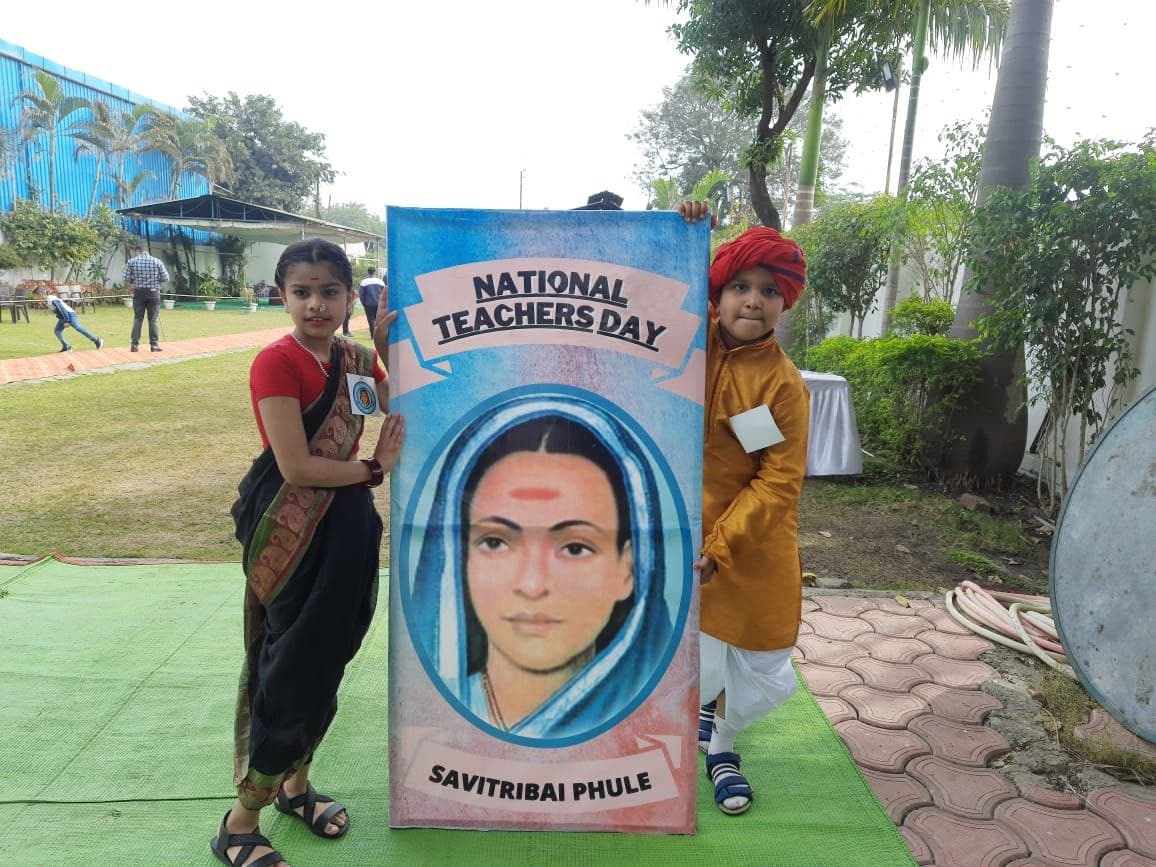 TeachersDay3Jan's tweet photo. A new generation of champions of values of Liberty, Equality, Justice and comity paying respect to Savitribai Phule on National Teachers Day. They are thanking her saying ‘you gave us the right to education and through it, a new life’. #NationalTeachersDay3Jan #SavitribaiPhule https://t.co/M3xQE6VC4y