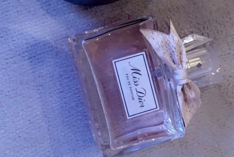 reemb25_al's tweet photo. #وش_عطرك_المفضل

ذا عطري بس مو الاساسي لاني ماحب احد يشبهني حتى بريحتي 😌😂 https://t.co/mwKHX5F3HU