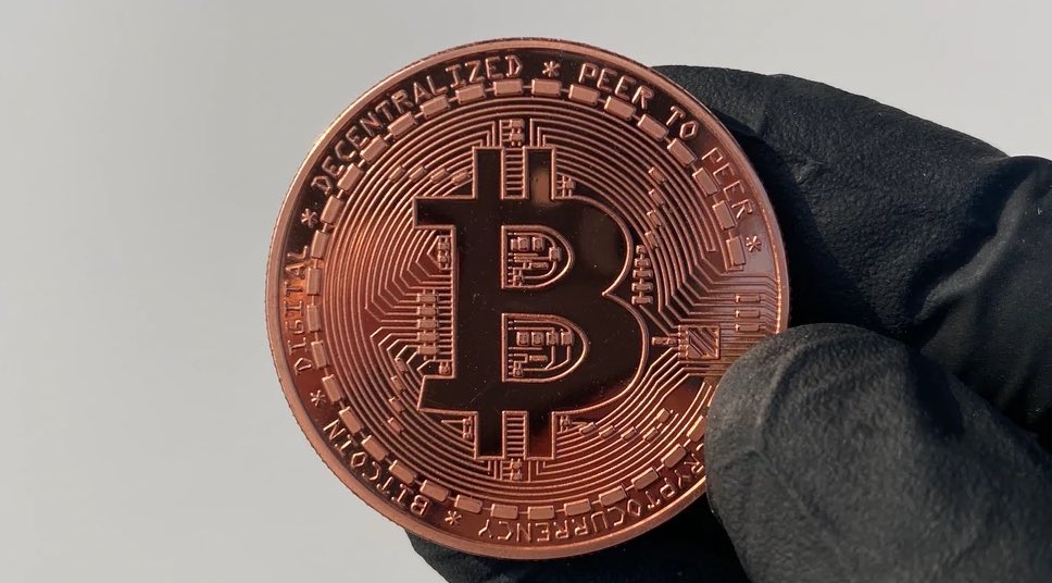 BitcoinNL's tweet photo. Happy Birthday Bitcoin🥳

Vandaag bestaat Bitcoin 13 jaar!

Om dit te vieren mag ik van https://t.co/bpsyFfb942 deze toffe, fysieke en bronskleurige #Bitcoin weggeven. @bitcoinmuntstuk 

Retweet🔁 dit bericht om kans te maken🎁!
#cryptocurrency #HappyBirthdayBitcoin https://t.co/ovj612CGQk