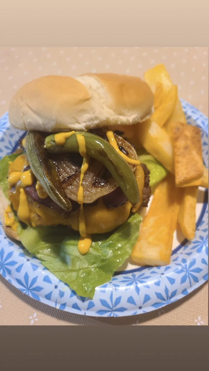 MirandaEvaKH's tweet photo. nothing wrong having a burger for breakfast today right?! #burgerforbreakfast #breakingthelaw #illegal #mytreat https://t.co/7qpG65WLD2