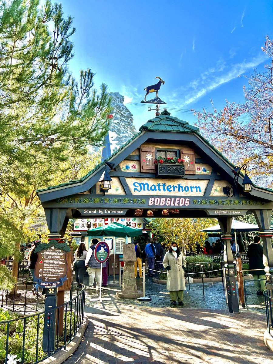 ericthomaschu's tweet photo. Isn’t this one of the best entrance signs to a Disney attraction, ever?! 😍

#Disneyland #MatterhornMonday https://t.co/bc4u9aZwte