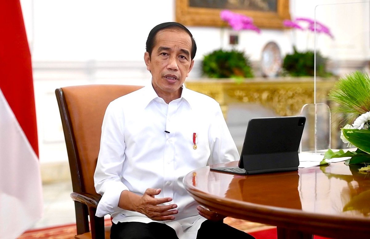 jokowi's tweet photo. Sesuai konstitusi, semua perusahaan swasta, BUMN dan anak perusahaan di bidang pertambangan, perkebunan, dan pengolahan sumber daya alam lain, wajib menyediakan kebutuhan dalam negeri lebih dahulu sebelum melakukan ekspor. Ini juga berlaku untuk batu bara dan gas alam cair. https://t.co/roxbZe3lI7